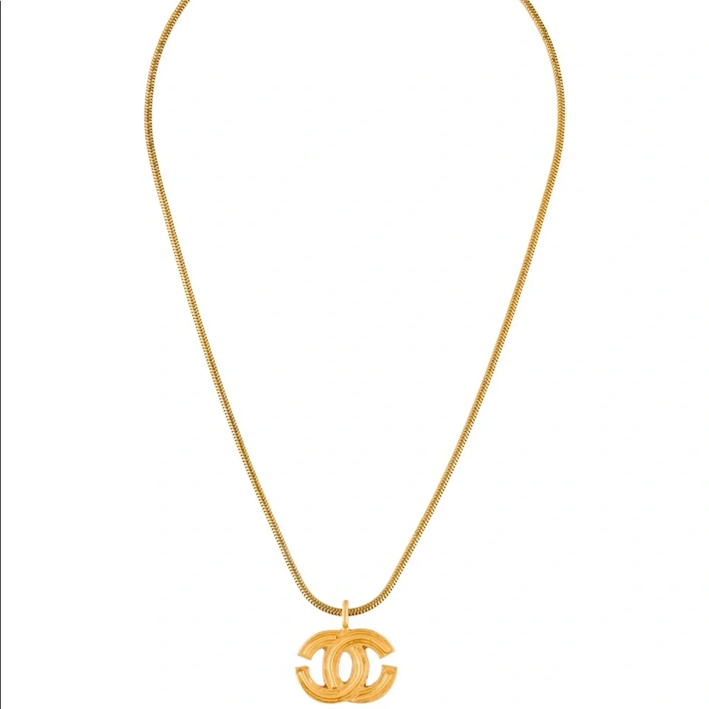 Gold-tone Chanel CC pendant necklace - Picture 11 of 12